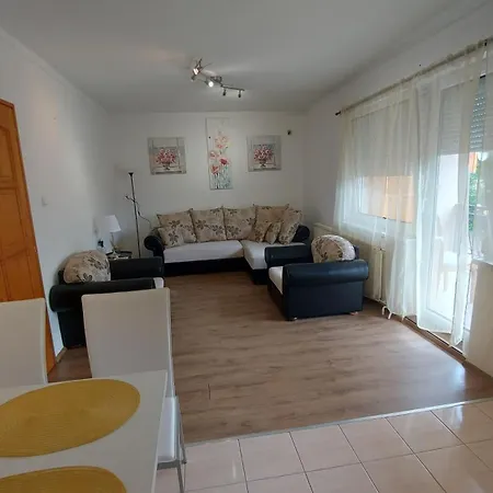 Zoeldfa Apartmanhaz * אגר